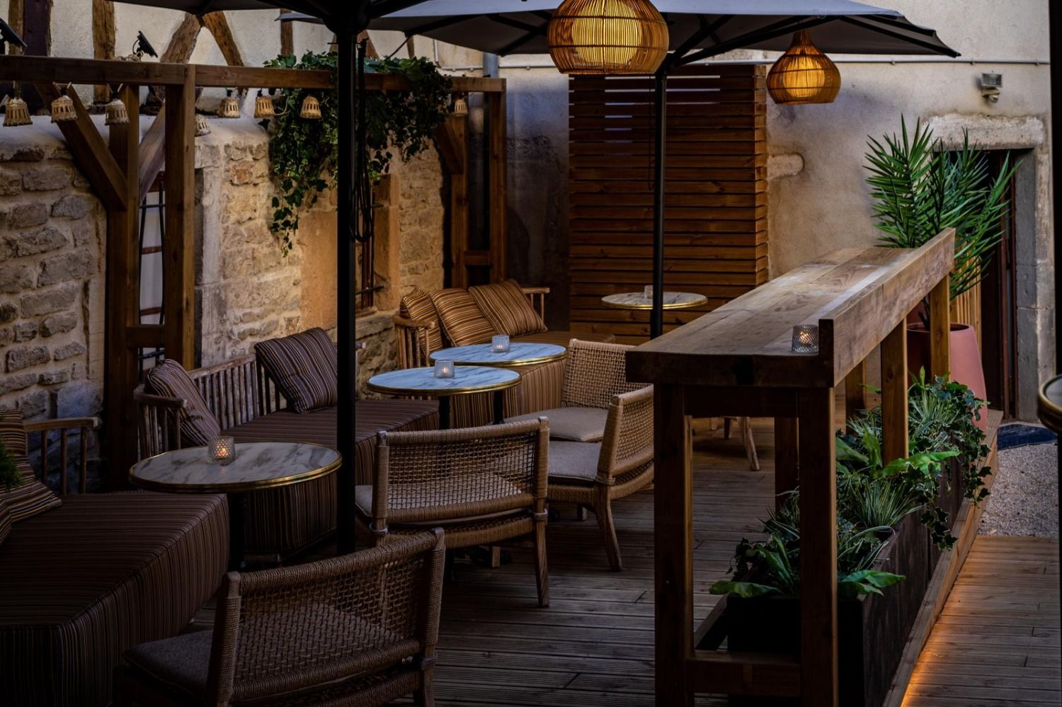 Terrasse ensoleillée du bar à vin