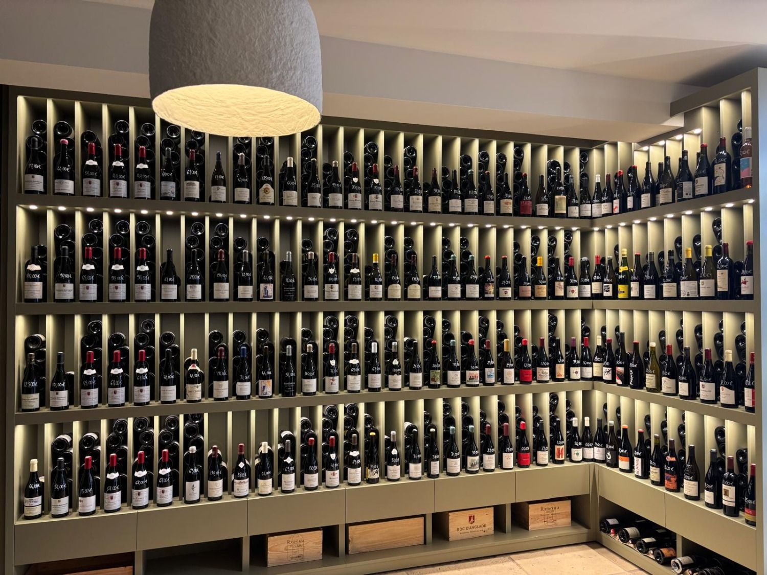 Intérieur de la cave L'Arche des Vins à Beaune